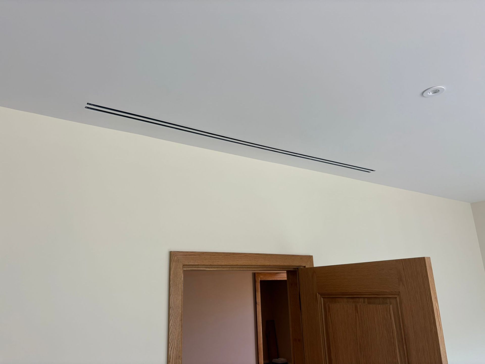 Discreet linear slot diffuser ducted AC vent